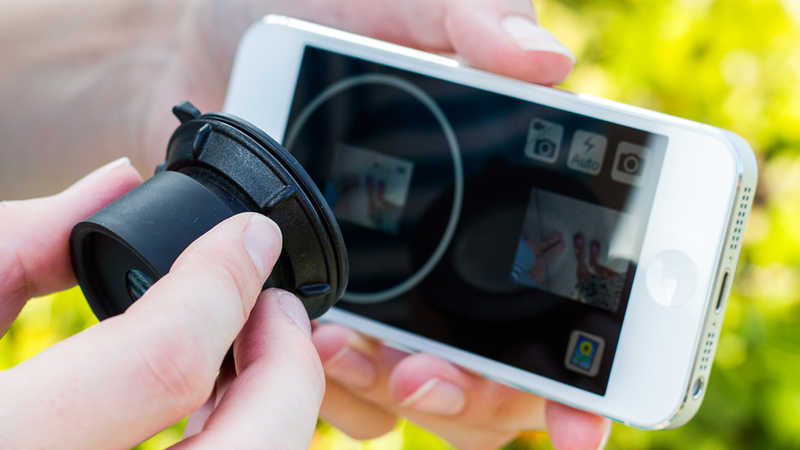Illustration for article titled Suction Cup Viewfinder Makes Your iPhone Slightly More DSLR-Like